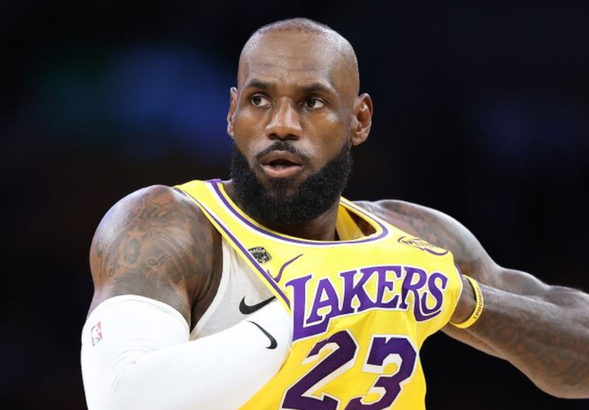 华体会官方网站-曝詹姆斯下赛季继续征战NBA！不确定留在湖人 争冠实力成第一考量